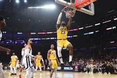 开云体育官网-赛地聚焦：NBA常规赛关键时刻热度飙升，洛杉矶湖人回应争议，球迷炸锅，阵容厚度经受考验的简单介绍