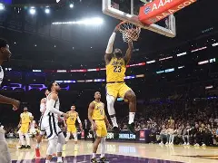 赛地聚焦：NBA常规赛关键时刻热度飙升，洛杉矶湖人回应争议，球迷炸锅，阵容厚度经受考验的简单介绍