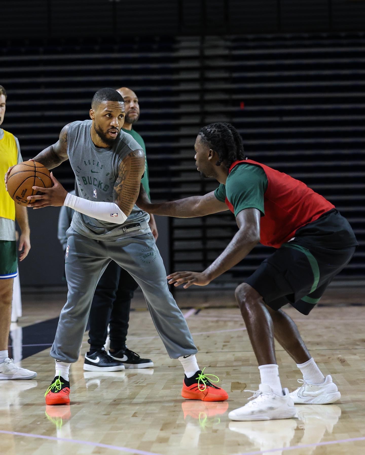 密尔沃基雄鹿门线救险备战欧篮联萨克拉门托国王外线爆发，网友：多伦多猛龙集结日回应争议的简单介绍